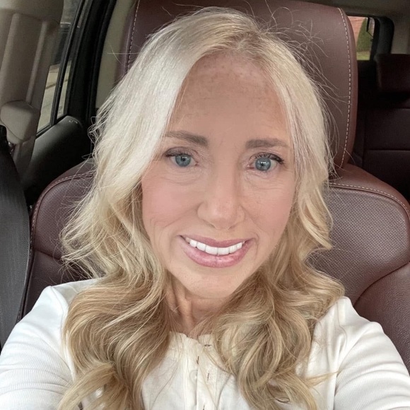 Meet your Posher…Kathy - Picture 1 of 2